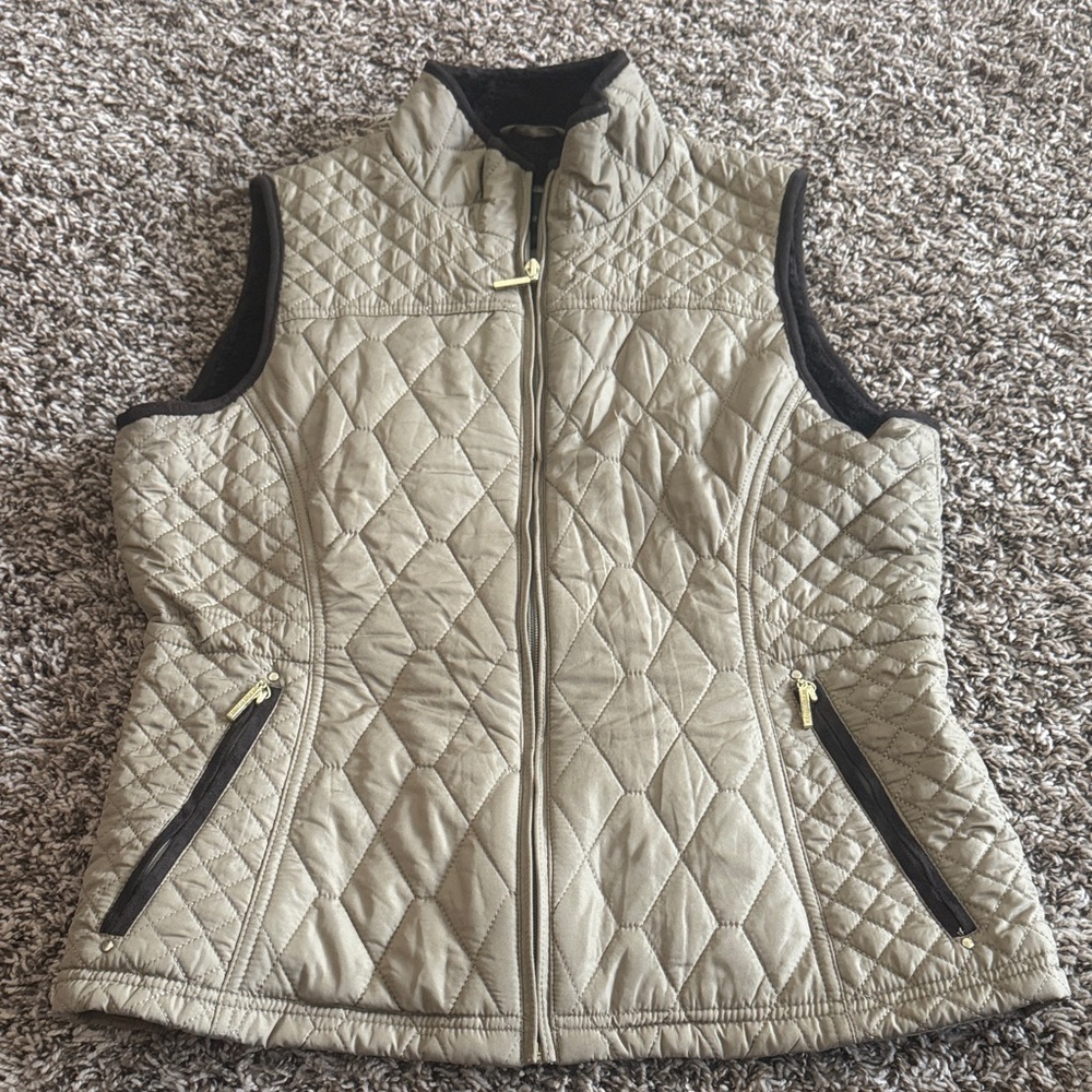 Quilted Sleeveless Faux fur lined Vest with Zipper Pockets